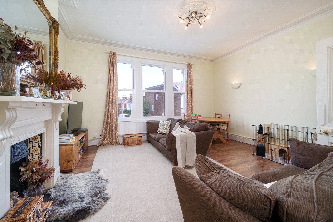 Flat Putney Bridge Road in Greater London