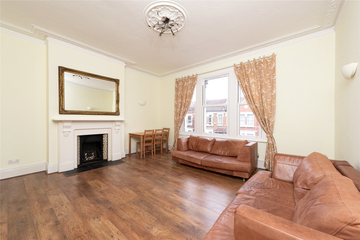 Flat Putney Bridge Road in Greater London