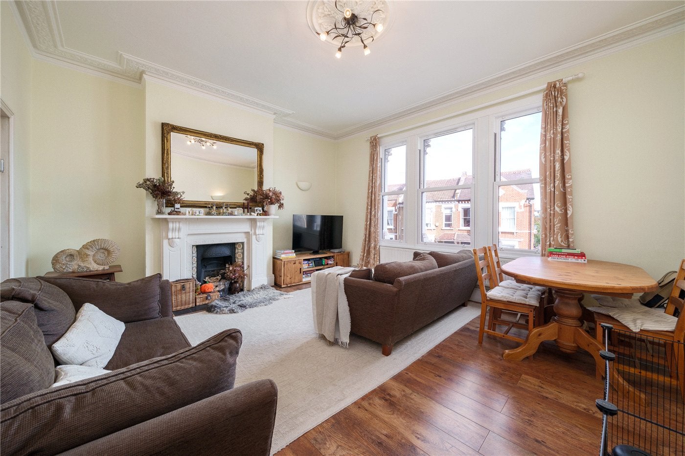 Flat Putney Bridge Road in Greater London