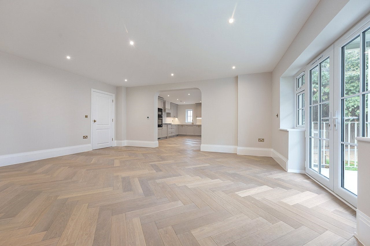 Flat Welcomes Road in Greater London