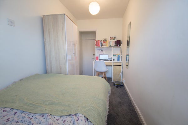 Flat Vicarage Road in Leeds
