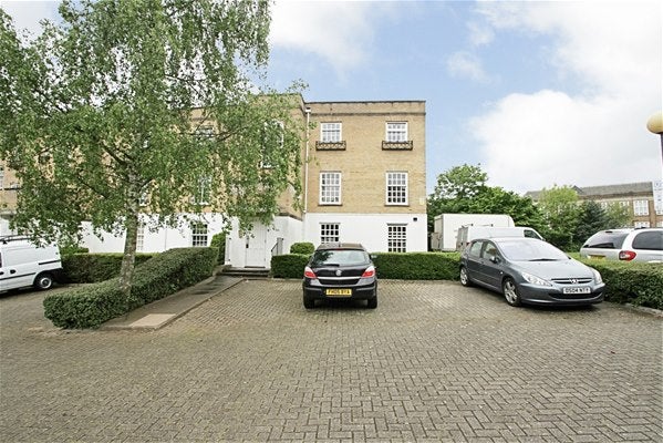 Flat Leigh Hunt Drive in London