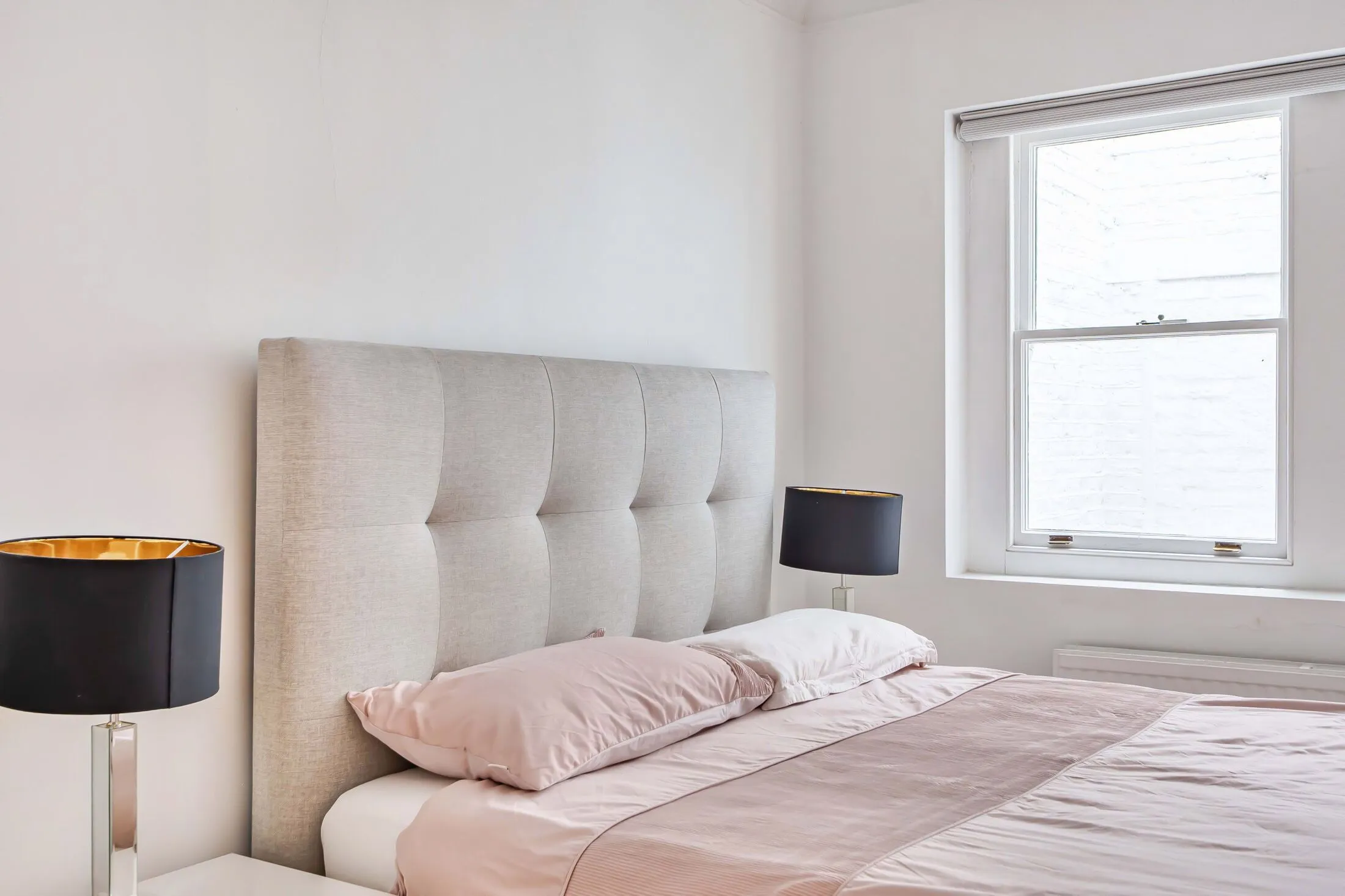Flat Kensington Court in Greater London