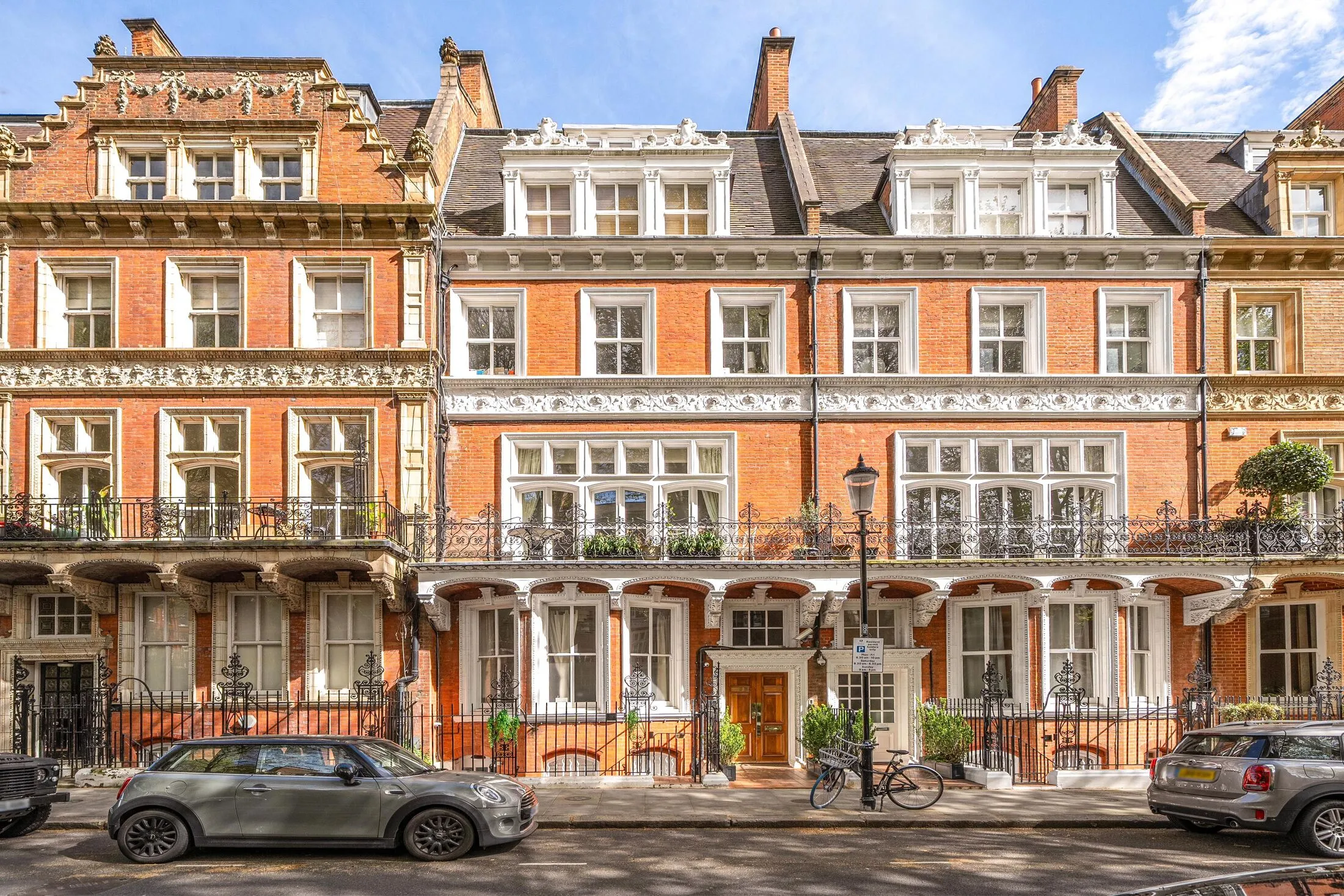 Flat Kensington Court in Greater London