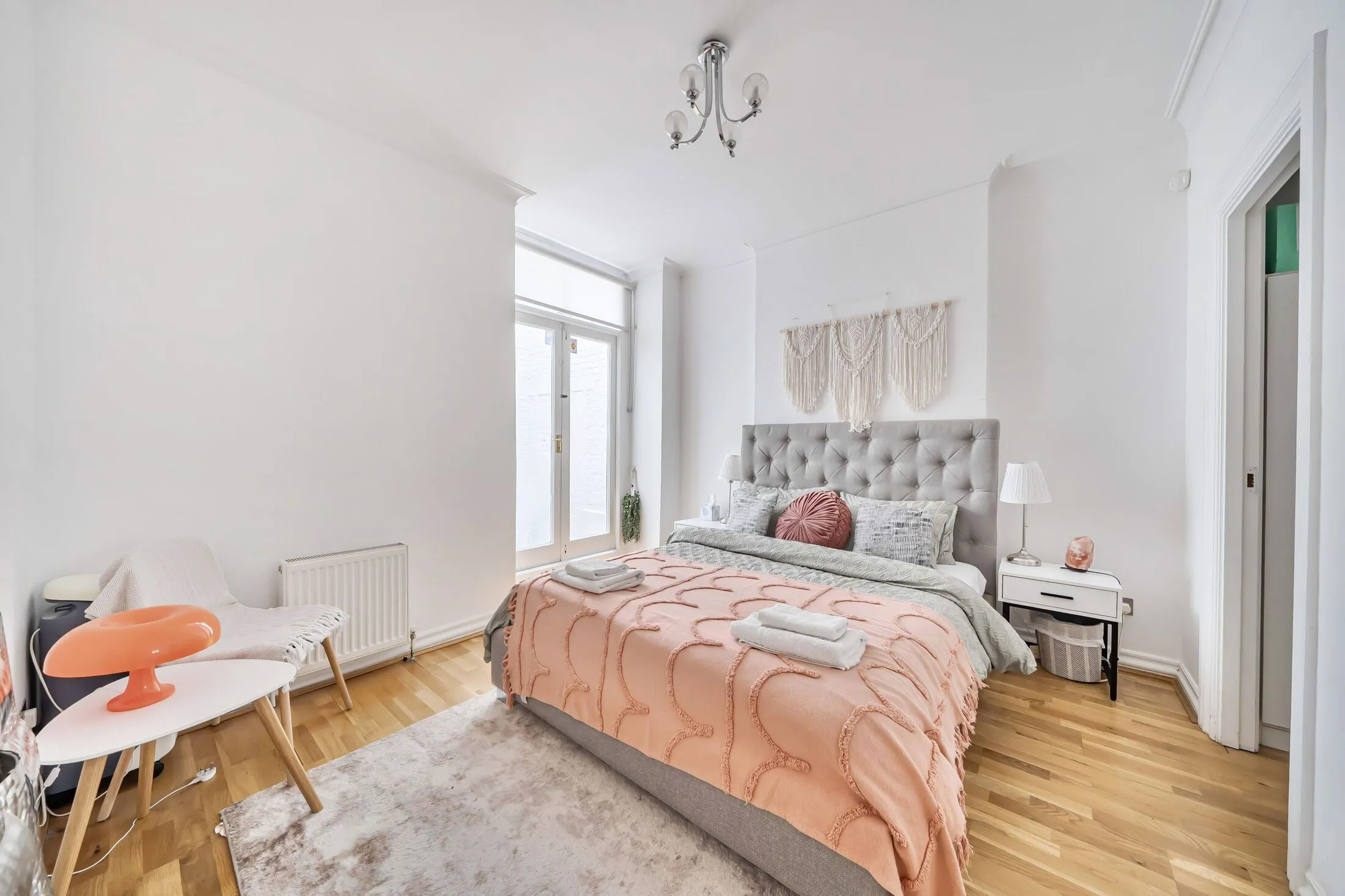 Flat Kensington Court in Greater London