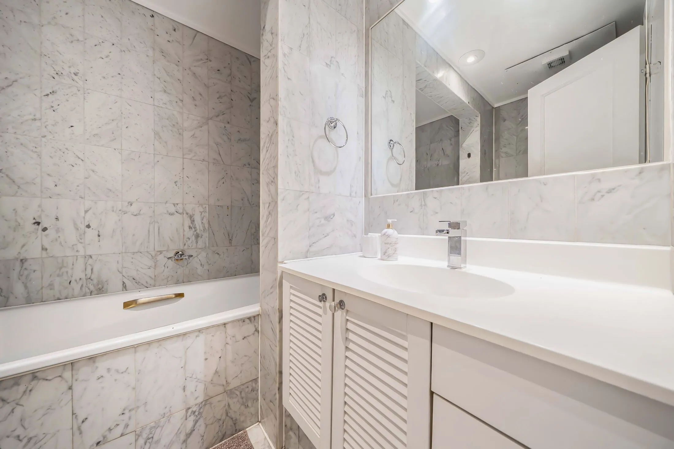 Flat Kensington Court in Greater London