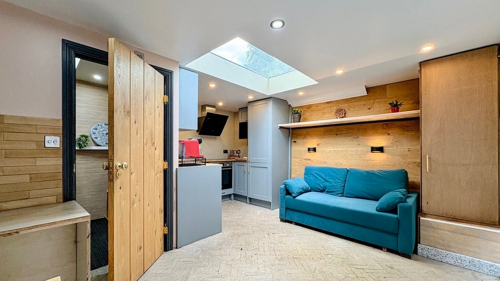 Flat Pine Road in Greater London