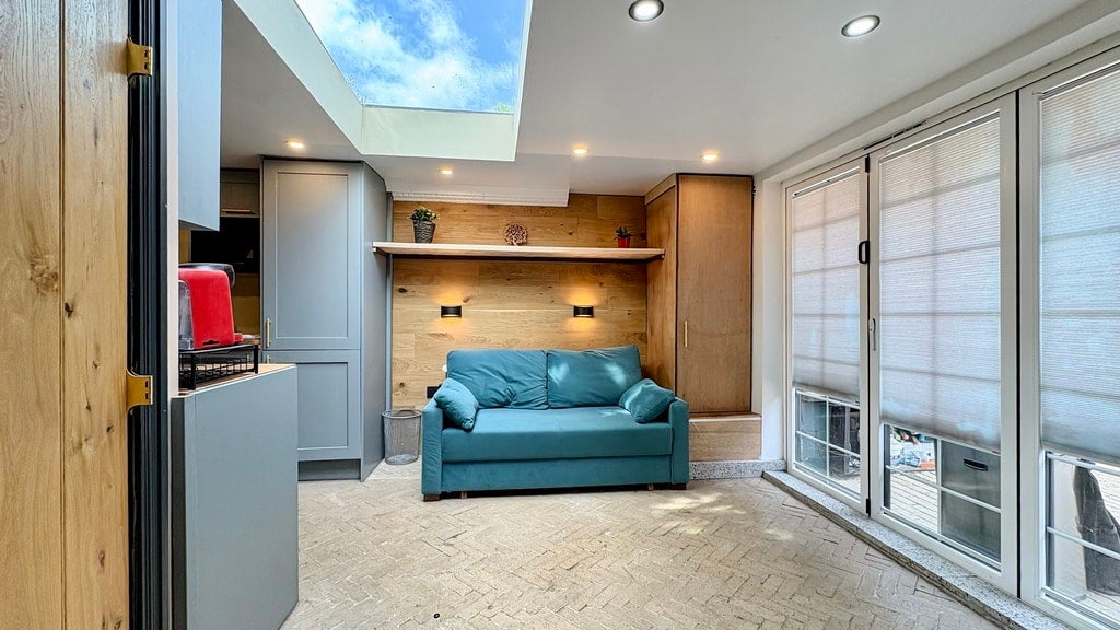 Flat Pine Road in Greater London