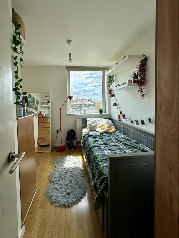 Room Swainson Road in Greater London