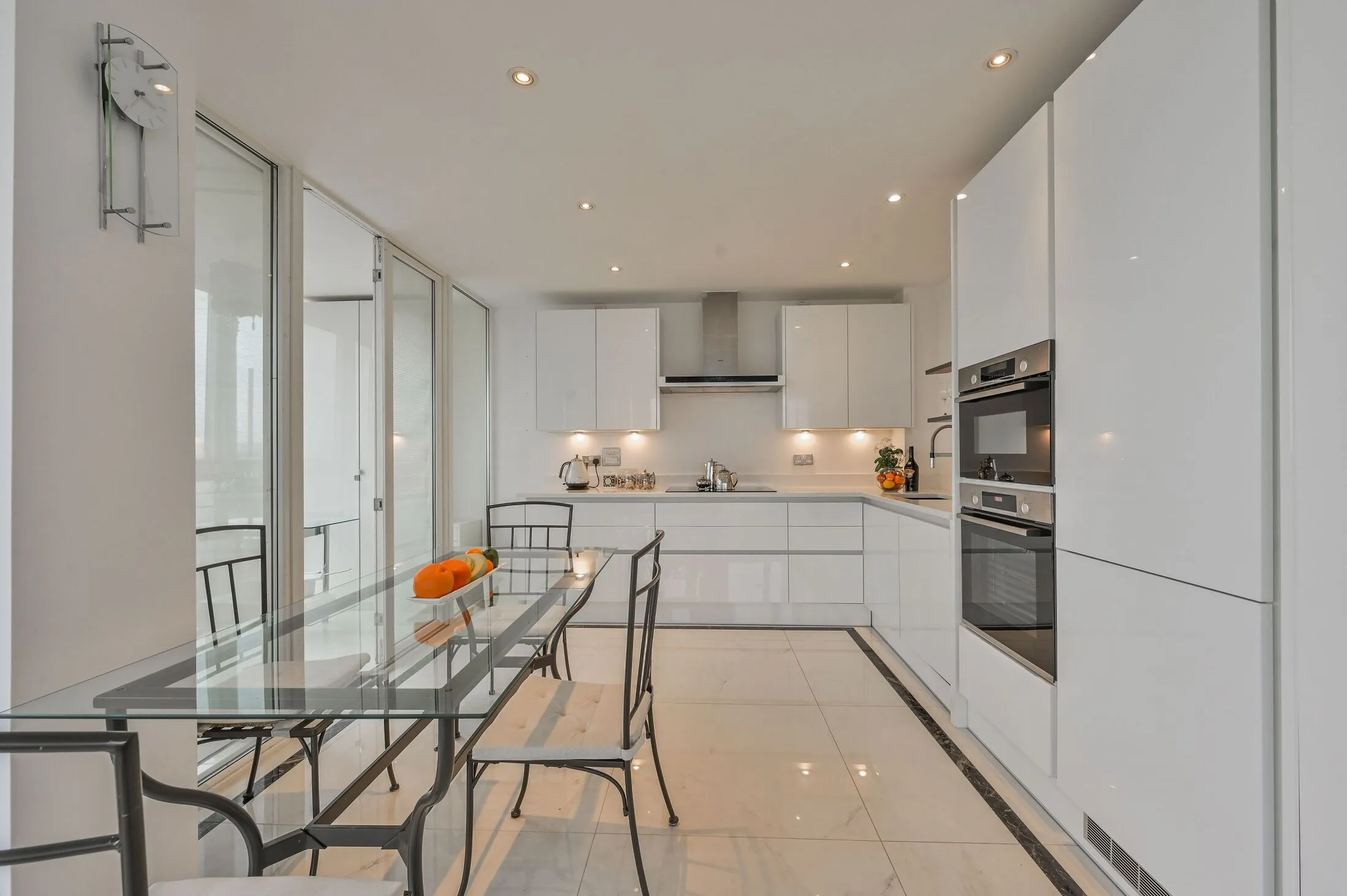Flat Rayleigh Road in Greater London