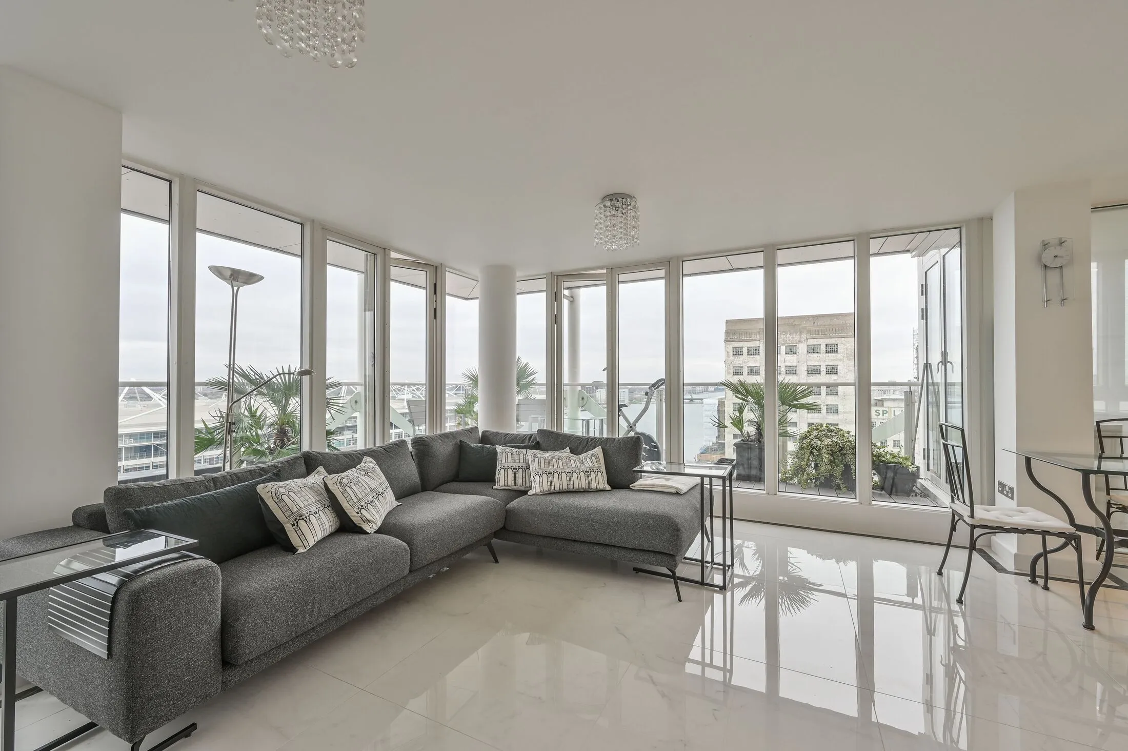 Flat Rayleigh Road in Greater London