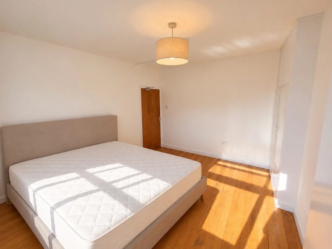 Room Uxbridge Road in Greater London