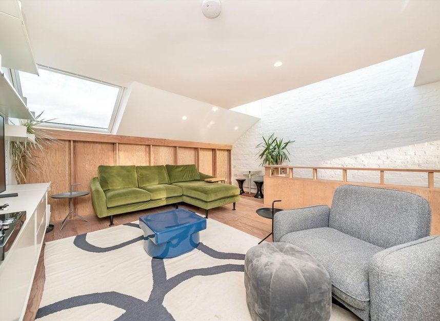 Flat Ivydale Road in Greater London