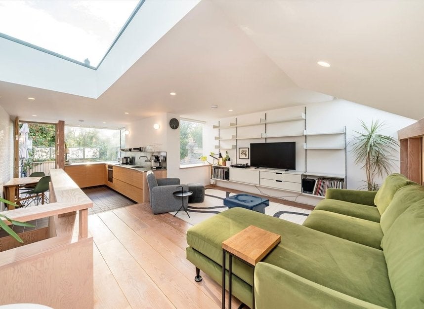 Flat Ivydale Road in Greater London