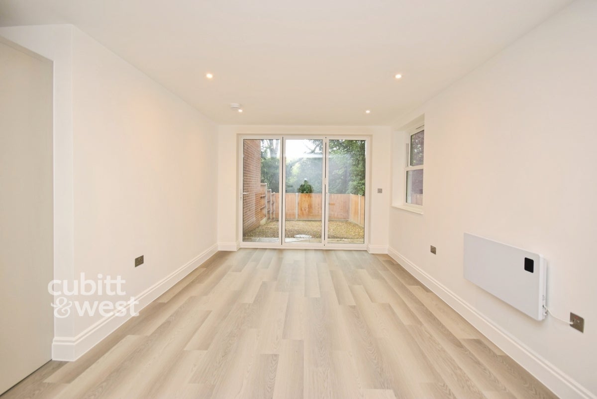 Flat Banstead Road in Greater London