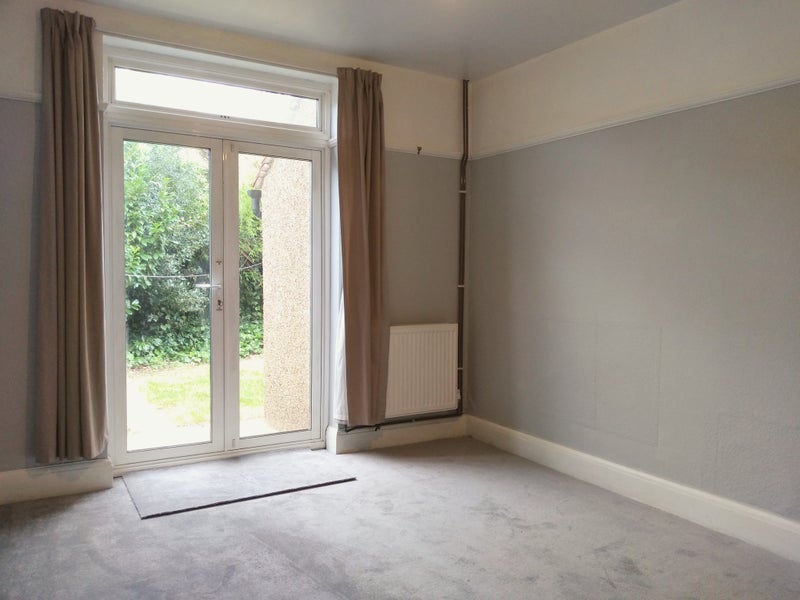 Room Gore Road in Greater London