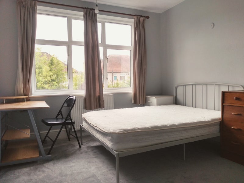 Room Gore Road in Greater London