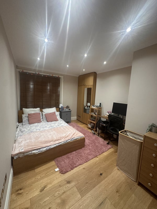 Room Belsize Road in Greater London