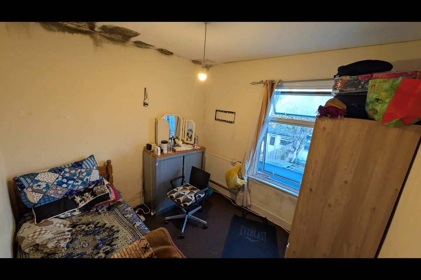 Room Henley Road in Greater London