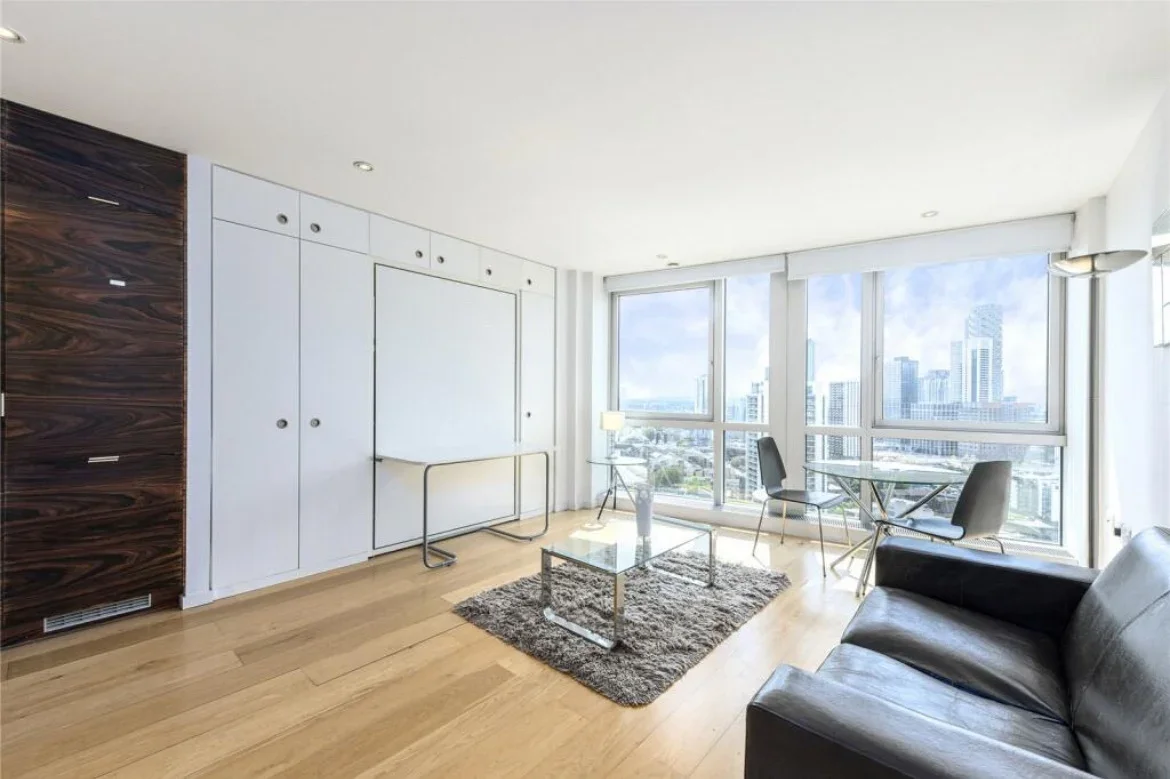 Flat Fairmont Avenue in Greater London