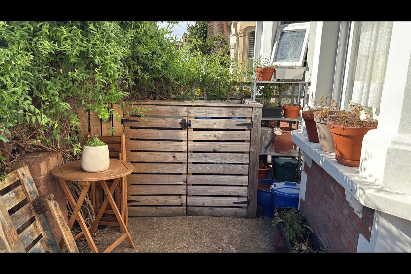 Flat Sandringham Road in Greater London
