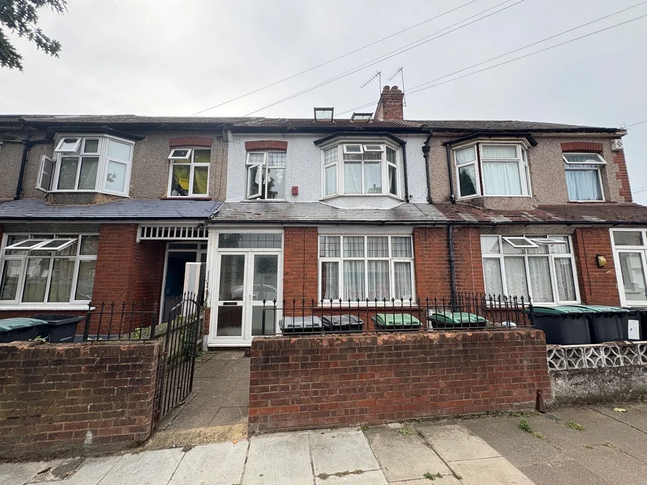 Room Crawley Road in Greater London