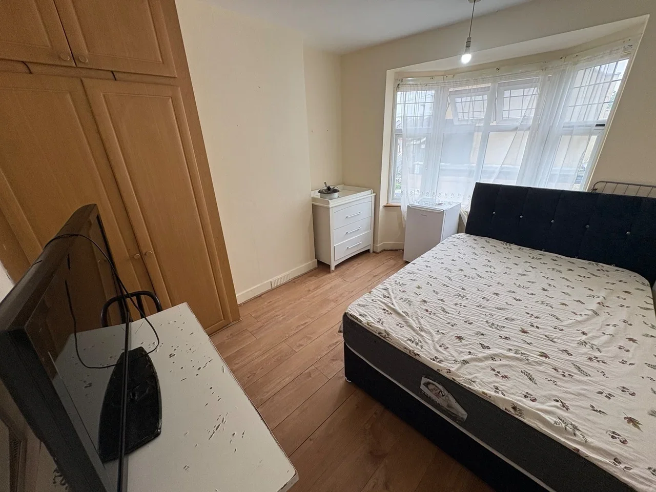 Room Crawley Road in Greater London