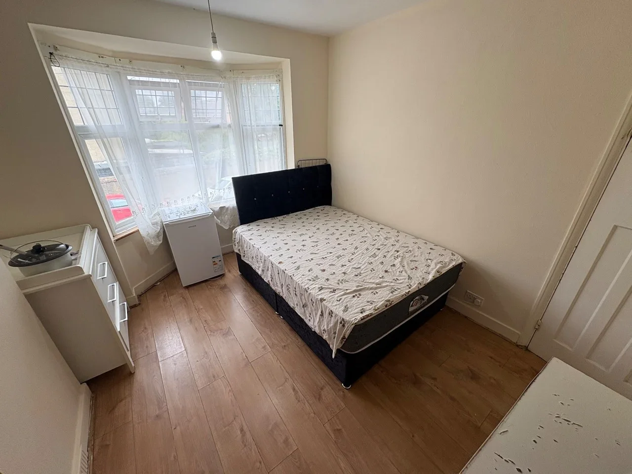 Room Crawley Road in Greater London