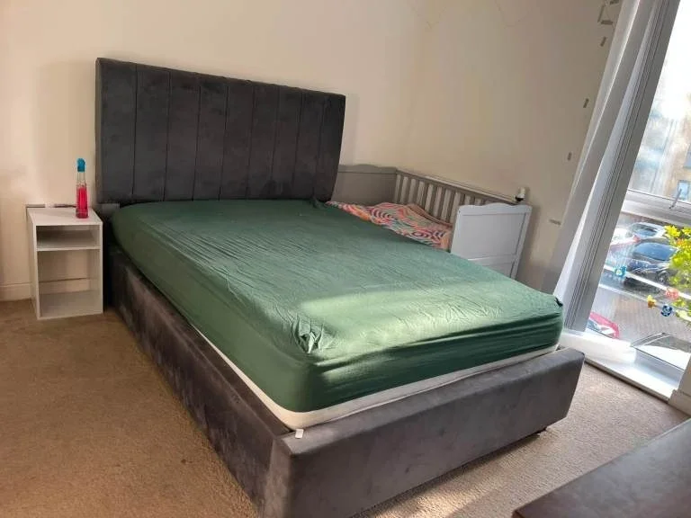 Room Handley Page Road in Greater London