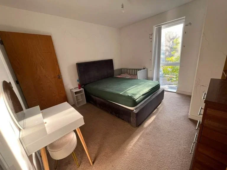 Room Handley Page Road in Greater London