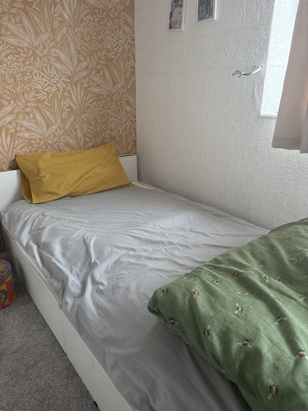 Room Pewsey Road in Manchester