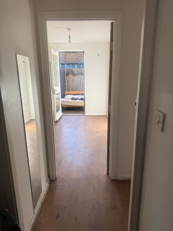 Room Miles Road in Greater London