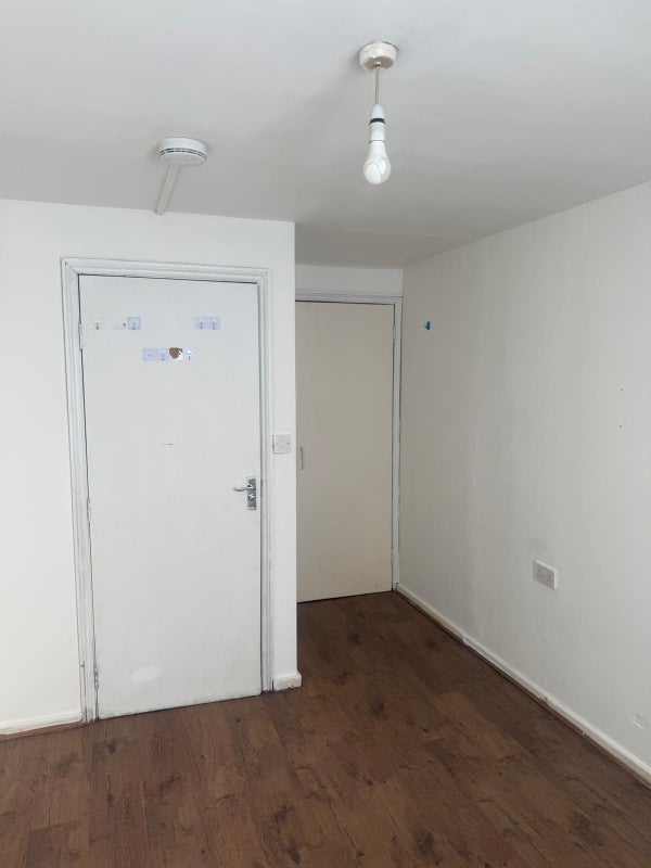 Room Miles Road in Greater London