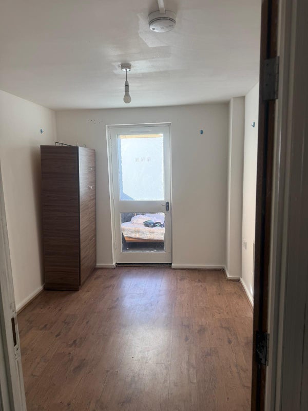 Room Miles Road in Greater London