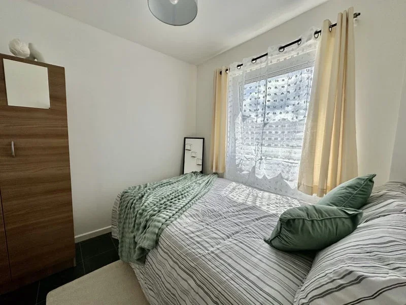Room Thomas Road in Greater London