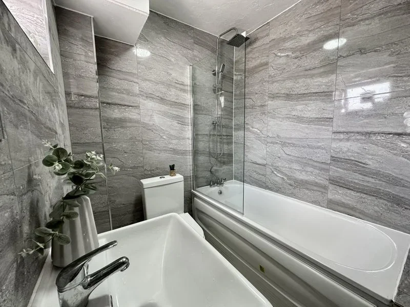 Room Thomas Road in Greater London