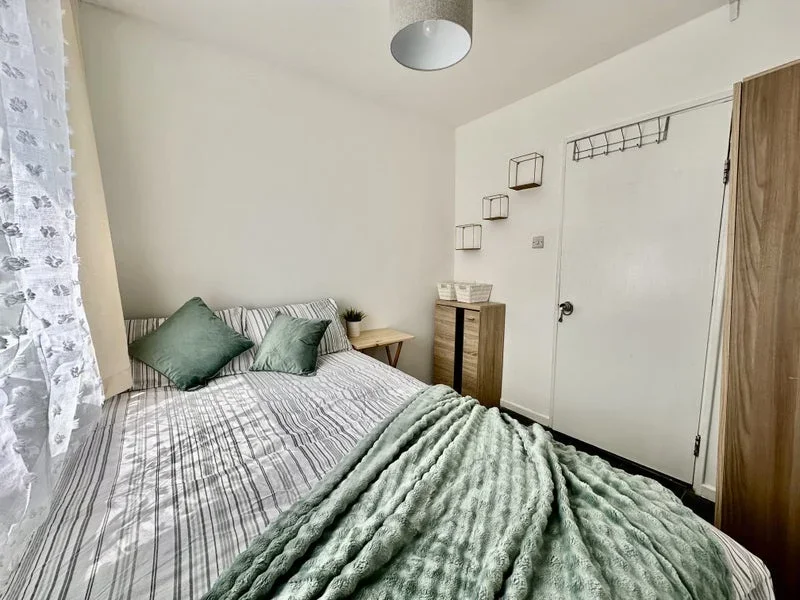 Room Thomas Road in Greater London