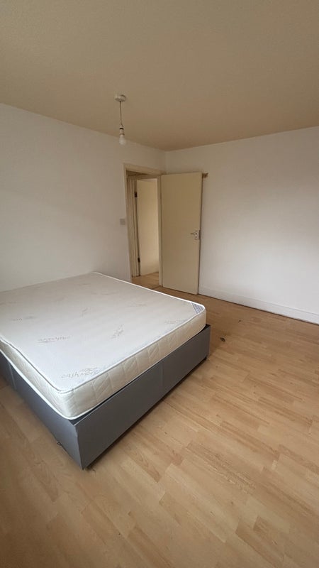 Room Kingsland High Street in Greater London