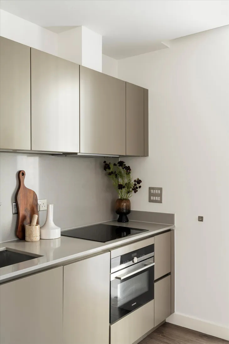Flat Leman Street in Greater London