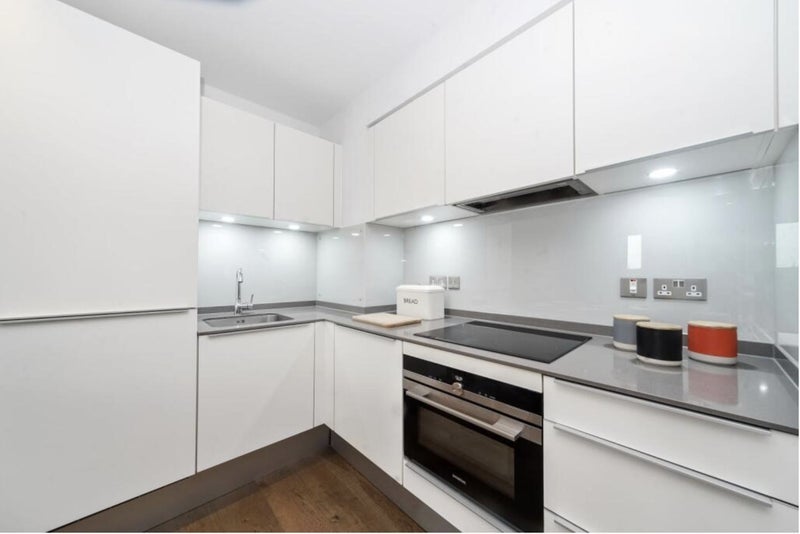 Room Ash Avenue in Greater London