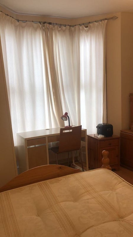 Room Leslie Road in Greater London