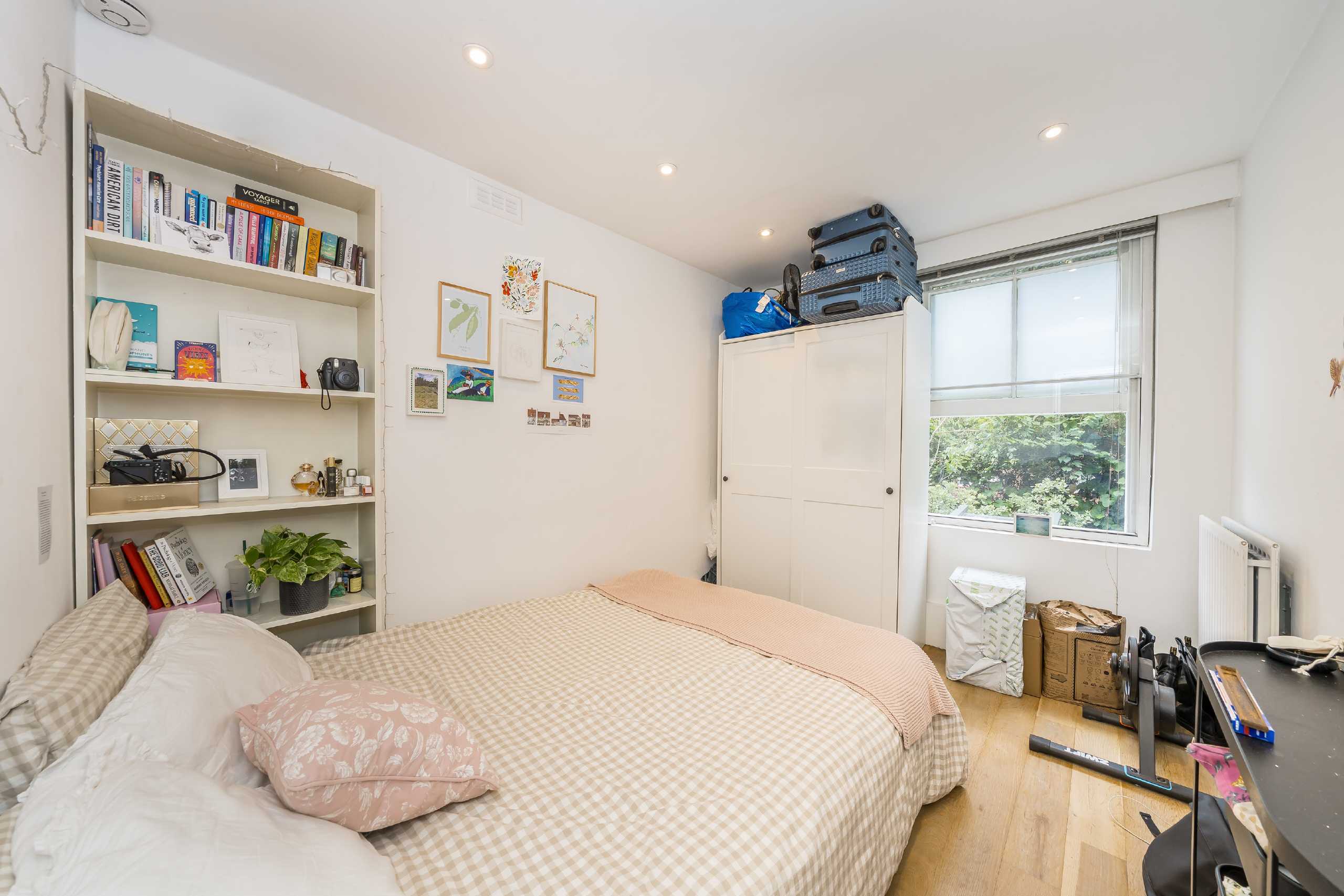 Flat Bassett Road in Greater London