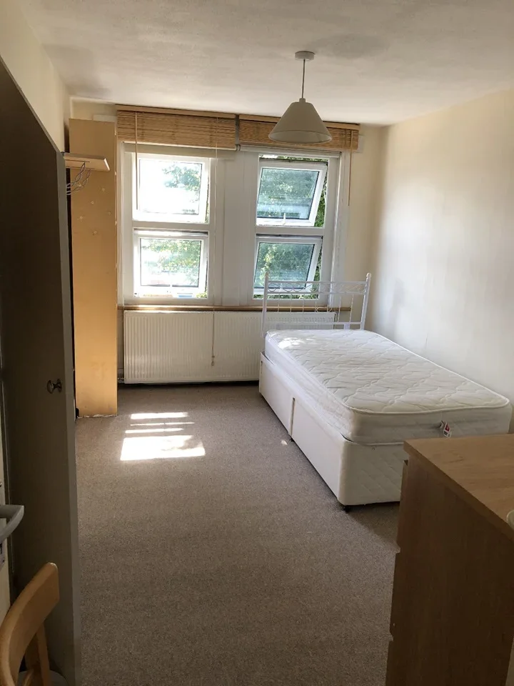 Room Lorne Terrace in Greater London