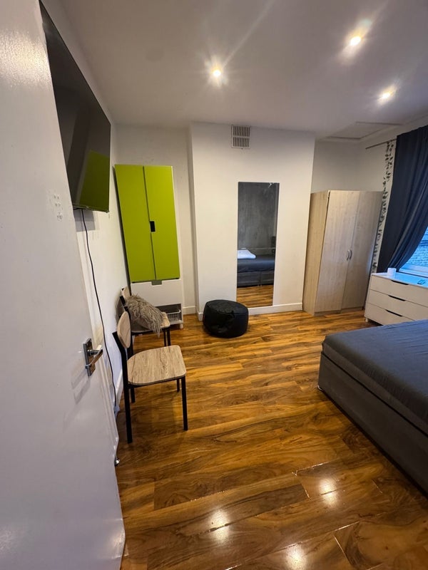 Room Kemerton Road in Greater London