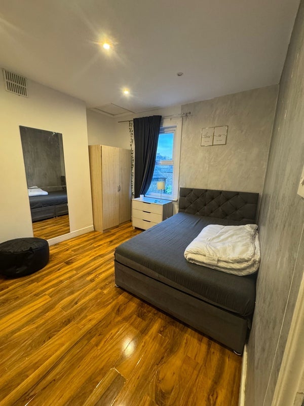 Room Kemerton Road in Greater London