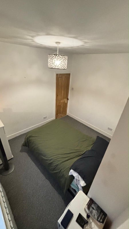 Room Cunningham Road in Greater London