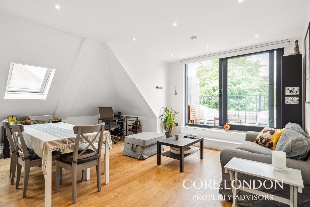 Flat Gunnersbury Avenue in Greater London