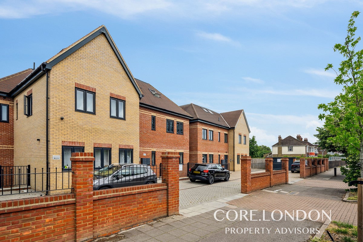 Flat Gunnersbury Avenue in Greater London