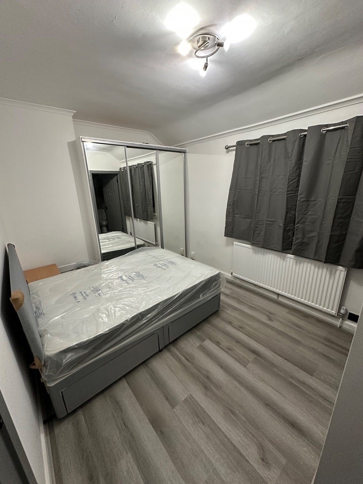 Room Rowdowns Road in Greater London