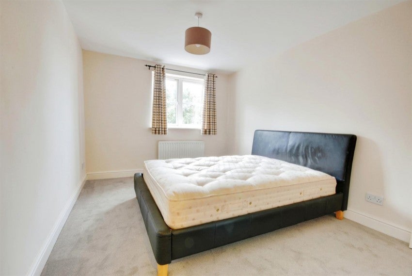 Flat Eastbury Road in Watford